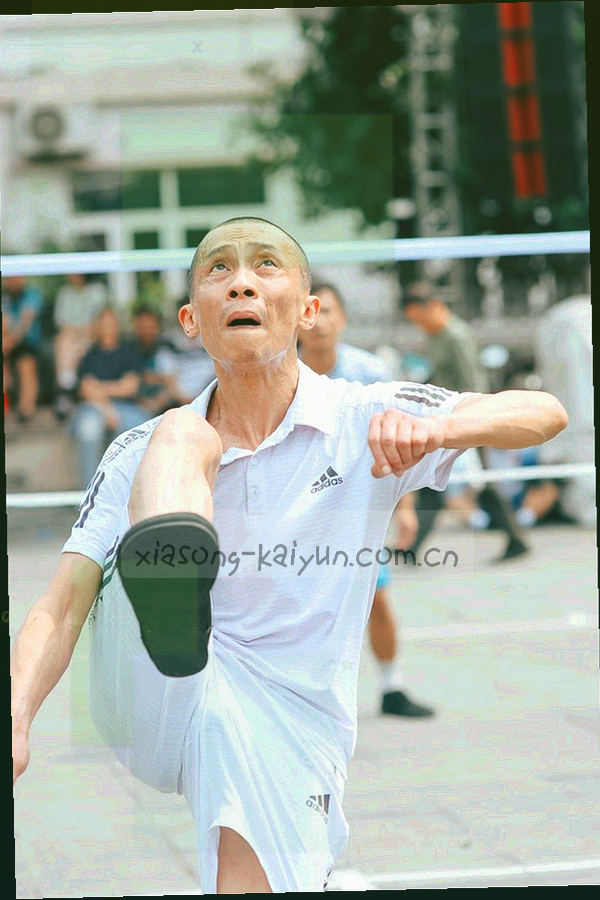 电车或地铁车厢中手机显示KAIYUN下单平台订阅推送的插画